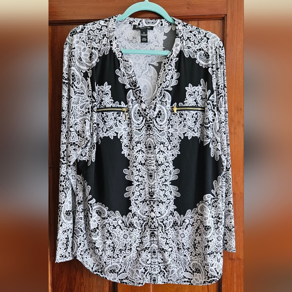 Elegant INC. Black and White Women's Top.   #295